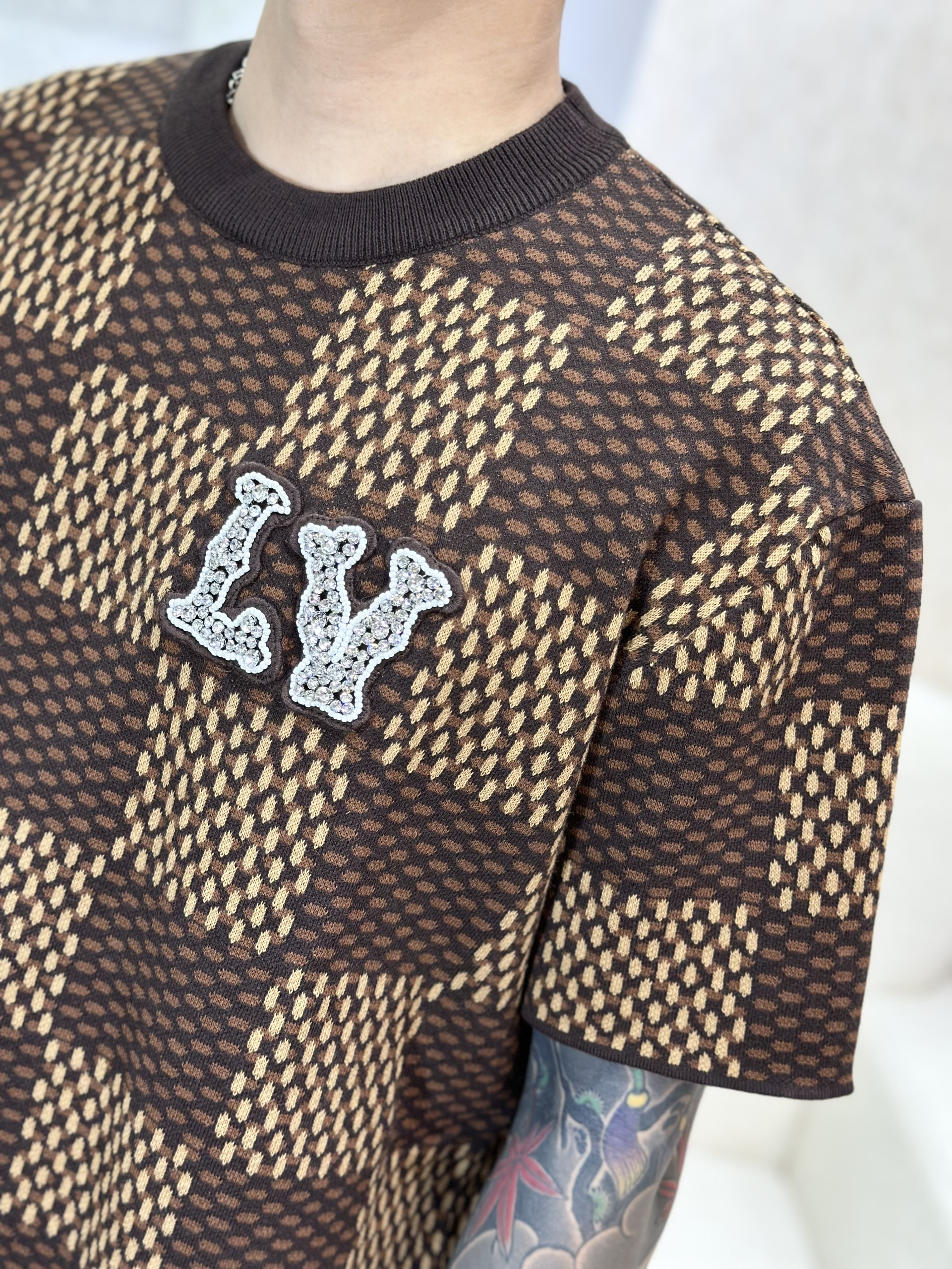 Áo phông T-shirt len Louis Vuitton LV Nâu họa tiết caro logo LV đính đá thêu ngực Like Auth on web VTN